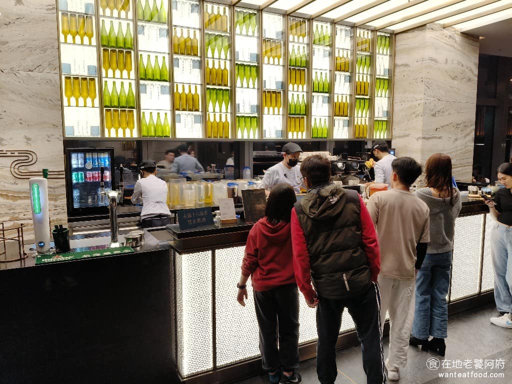 INPARADISE 饗饗微風信義店 饗饗微風信義店菜單 饗饗微風信義店推薦 美食 市政府美食 現場還有提供現調飲品，包括咖啡（附拉花）、港式奶茶、花草茶、果汁、氣泡飲料，以及海尼根與數款調酒。 @在地老饕阿府