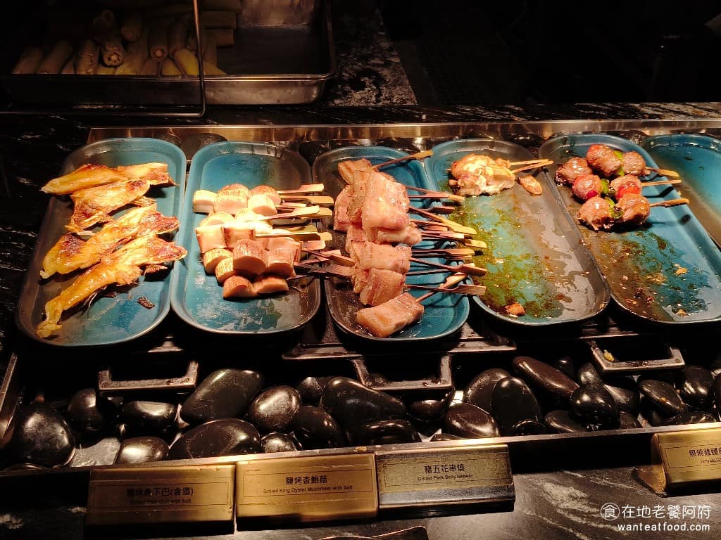 INPARADISE 饗饗微風信義店 饗饗微風信義店菜單 饗饗微風信義店推薦 美食 市政府美食 燒烤區 有鹽烤魚下巴、烤杏鮑菇、豬肉五花、照燒雞腿、牛小排串燒、明太子山藥、燒烤節瓜、烤玉米筍、烤白蝦。 @在地老饕阿府