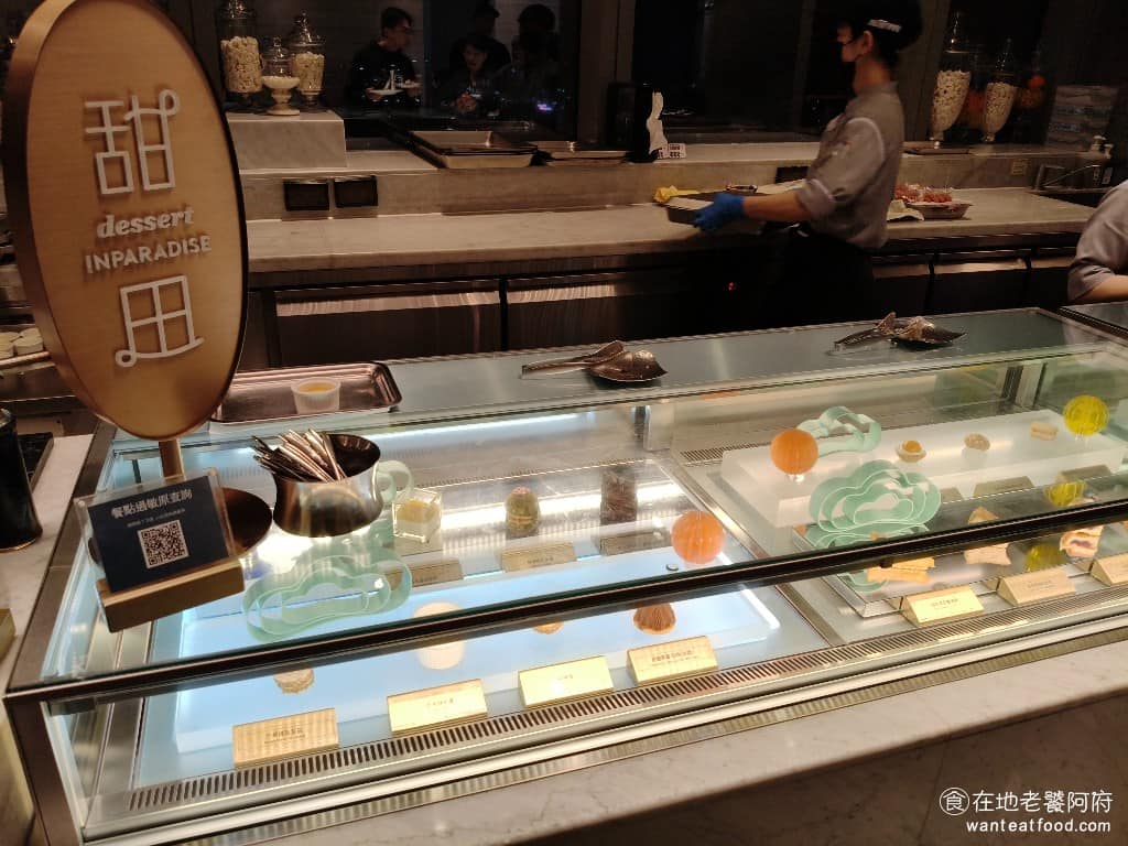 INPARADISE 饗饗微風信義店 饗饗微風信義店菜單 饗饗微風信義店推薦 美食 市政府美食 甜點區 有芒果達克瓦茲、法式焦糖布蕾、檸檬塔、黑醋栗蒙布朗、鳳梨奶酪、抹茶提拉米蘇、威士忌巧克力慕斯、咖啡重乳酪蛋糕、蜜香玫瑰、白雪藍莓酥塔、焦糖蘋果茶香生乳捲。 @在地老饕阿府