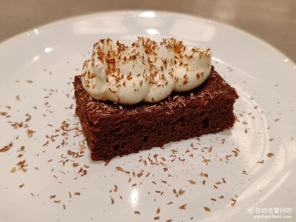 INPARADISE 饗饗微風信義店 饗饗微風信義店菜單 饗饗微風信義店推薦 美食 市政府美食 提拉米蘇 提拉米蘇用可可蛋糕製作，吸收香濃咖啡，搭配馬茲卡彭奶油，並添加義式白蘭地，吃起來酒味和巧克力味都非常重。 @在地老饕阿府