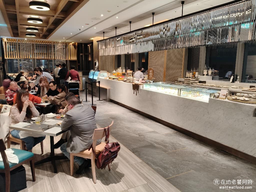 INPARADISE 饗饗微風信義店 饗饗微風信義店菜單 饗饗微風信義店推薦 美食 市政府美食 餐廳的擺設質感遠高於一般吃到飽餐廳，服務人員收盤速度快，態度也普遍獲得好評。環場取餐設計，搭配環場高樓外景，高級感倍增。 @在地老饕阿府