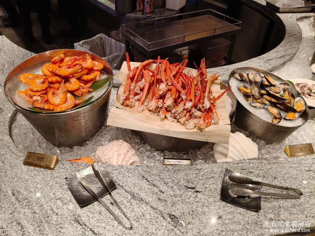 INPARADISE 饗饗微風信義店 饗饗微風信義店菜單 饗饗微風信義店推薦 美食 市政府美食 海鮮區 有大白蝦、松葉蟹、鮮切軟絲。是整間餐廳最受歡迎的區塊之一，新鮮度算穩定，搭配五味醬、檸檬等佐料一起吃味道不錯，品質中上，整體表現穩定。 @在地老饕阿府