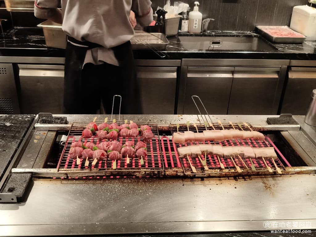 INPARADISE 饗饗微風信義店 饗饗微風信義店菜單 饗饗微風信義店推薦 美食 市政府美食 還有現做串燒區，去外面吃串燒其實價格都偏高，在《INPARADISE 饗饗 微風信義店》可以無限吃串燒，真的很過癮。 @在地老饕阿府