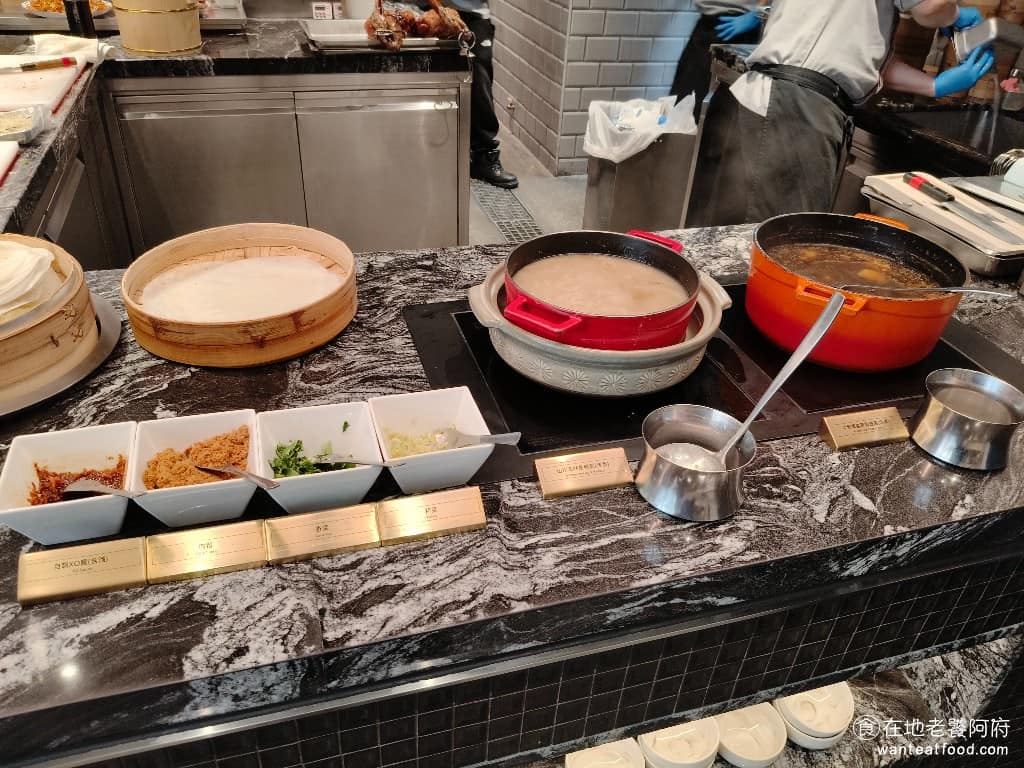 INPARADISE 饗饗微風信義店 饗饗微風信義店菜單 饗饗微風信義店推薦 美食 市政府美食 湯品牛肝菌蟲草燉雞湯、山珍海味燉鴨粥。雞湯味道超鹹，感覺也是比較少人拿，所以一直放著煮了很久。 @在地老饕阿府