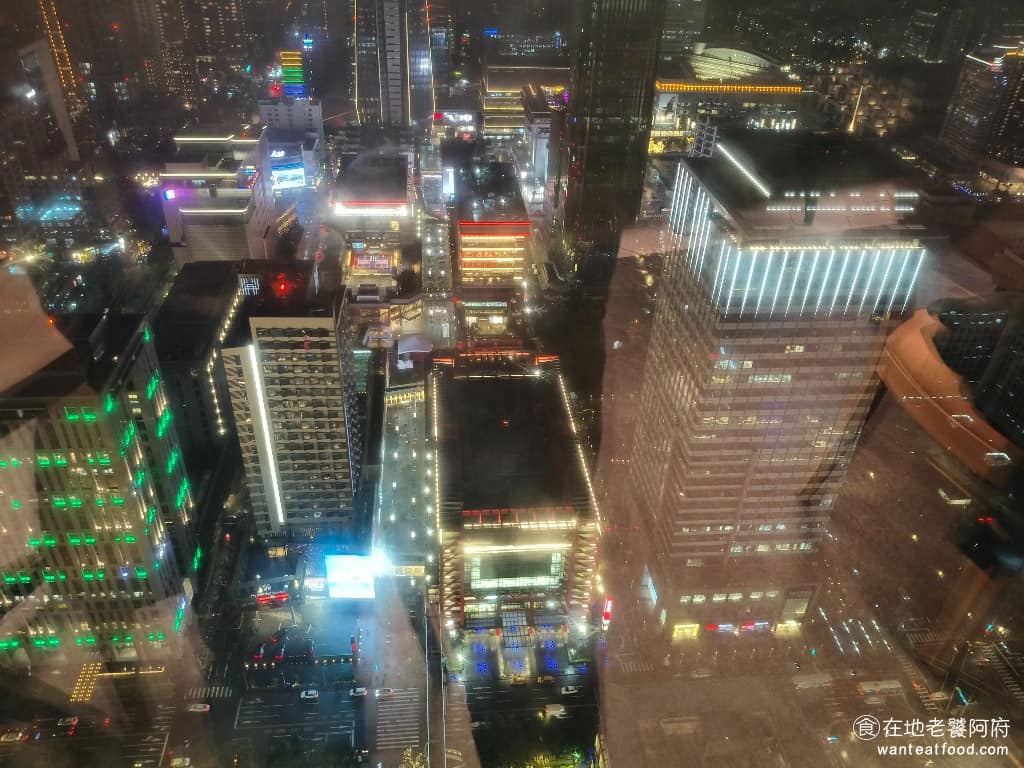 INPARADISE 饗饗微風信義店 饗饗微風信義店菜單 饗饗微風信義店推薦 美食 市政府美食 靠窗座位視野開闊可直望台北101，另一側則能看到國父紀念館與忠孝東路一帶的城市輪廓。窗邊座位非常搶手，但沒搶到，因為用餐區都靠外，雖然靠遠一點，也還是可以看到外景。 @在地老饕阿府