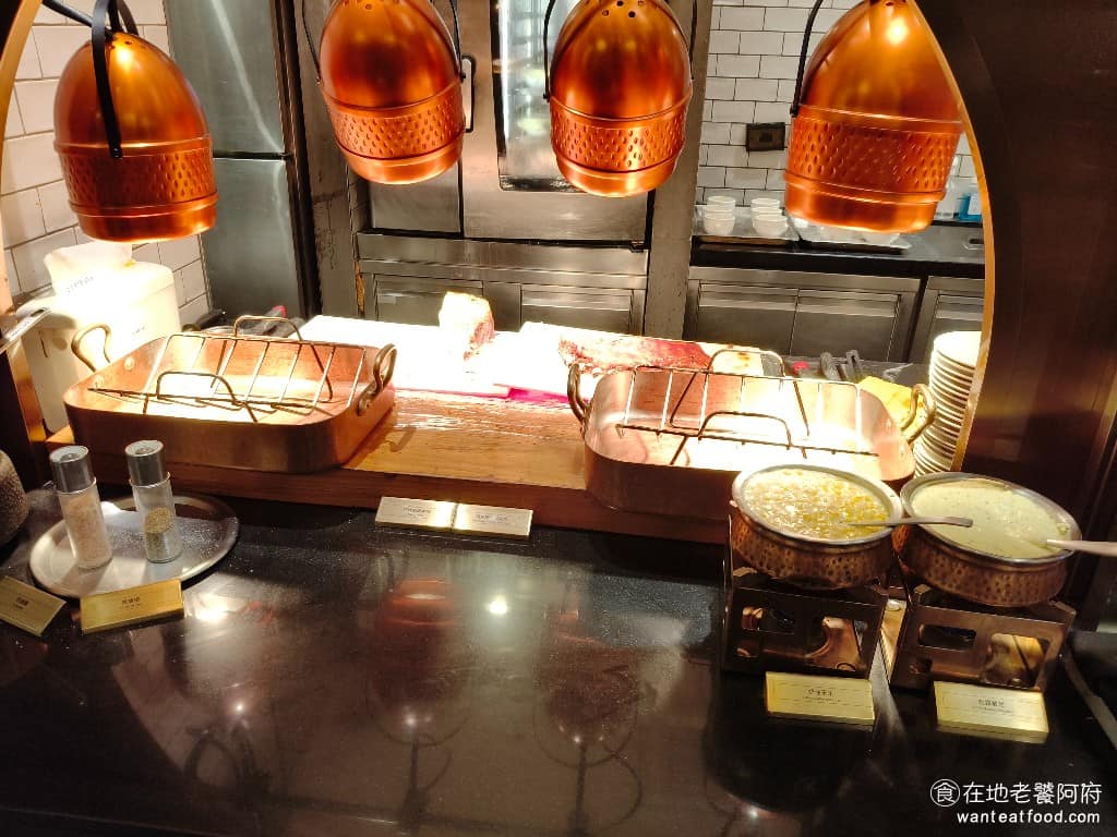 INPARADISE 饗饗微風信義店 饗饗微風信義店菜單 饗饗微風信義店推薦 美食 市政府美食 還有燒烤楓糖豬肋排、燒烤肋眼牛排，旁邊有奶油玉米、松露馬鈴薯泥，以及紅酒醬。 @在地老饕阿府