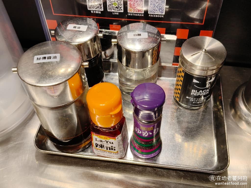 らあめん花月嵐信義威秀店 らあめん花月嵐信義威秀店菜單 らあめん花月嵐信義威秀店推薦 桌上有提供調味料，有秘傳醬油、醬油和白醋，其中秘傳醬油是專門用來沾餃子的。 @在地老饕阿府