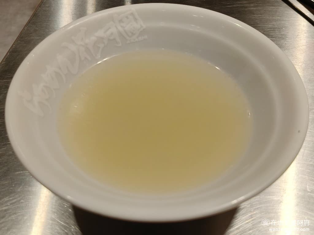 らあめん花月嵐信義威秀店 らあめん花月嵐信義威秀店菜單 らあめん花月嵐信義威秀店推薦 如果覺得拉麵太鹹，可以和店員拿一碗清湯。有時候店員會給我們一碗，有時候則是直接幫我們加到拉麵裡去。 @在地老饕阿府