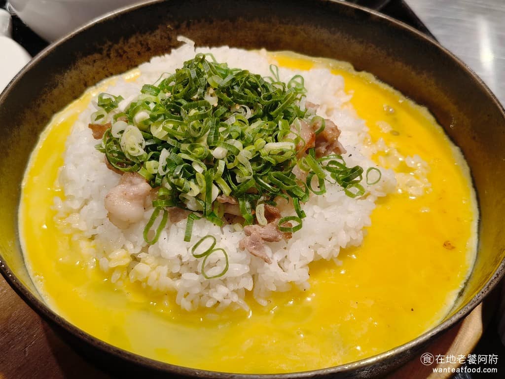 らあめん花月嵐信義威秀店 らあめん花月嵐信義威秀店菜單 らあめん花月嵐信義威秀店推薦 蔥鹽豬五花鐵板炒飯 一開始上桌，聞起來很香，但吃起來，覺得不夠香，只有單純鹹味，缺乏炒飯該有的鍋氣和香氣，另一個問題是鍋巴比例偏高，每吃幾口就容易遇到一塊硬到咬不動的米飯，口感體驗打折扣。 @在地老饕阿府