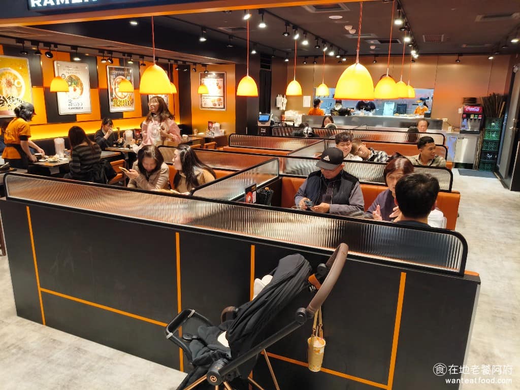 らあめん花月嵐信義威秀店 らあめん花月嵐信義威秀店菜單 らあめん花月嵐信義威秀店推薦 《花月嵐 信義威秀店》裝潢以橘黑為主色調，搭配偏黃的木色，整體感覺明亮，不會沉悶燈光也偏橘色暖調，座位安排得很寬敞，4人座位空間都很大。 @在地老饕阿府