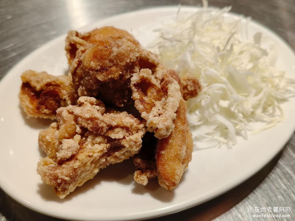 らあめん花月嵐信義威秀店 らあめん花月嵐信義威秀店菜單 らあめん花月嵐信義威秀店推薦 酥炸香雞塊 雞肉本身軟嫩，但調味極鹹，鹹到很難入口，就算配水喝，也很難壓下去，如果你對鹹度敏感，這道菜建議別點，我們也沒吃完。 @在地老饕阿府