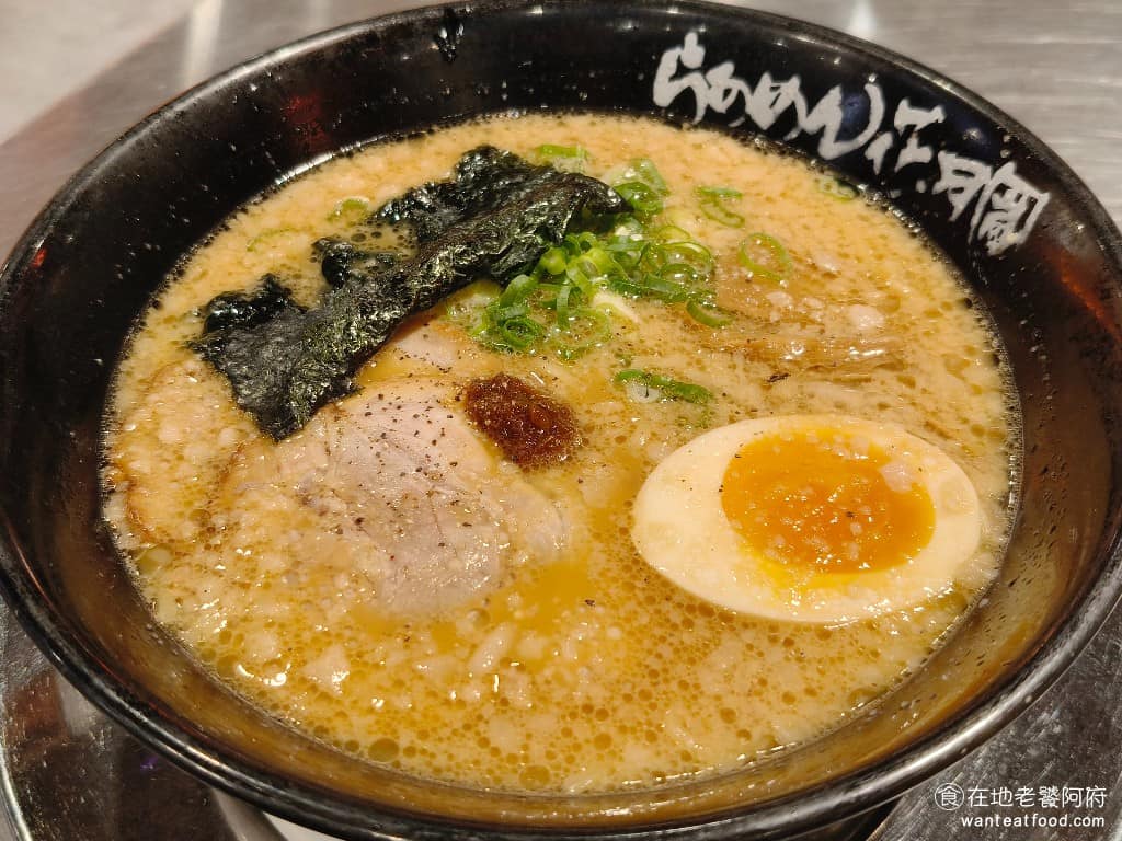 らあめん花月嵐信義威秀店 らあめん花月嵐信義威秀店菜單 らあめん花月嵐信義威秀店推薦 大蒜拳骨原湯拉麵 豚骨底加大蒜，蒜香帶一點味噌風味，湯面油光明顯，但喝起來鹹而不至於膩，叉燒被煮得軟爛，湯頭味道的衝擊感在第一口最強，第一口真的很香濃，但吃多了會覺得偏鹹。 @在地老饕阿府