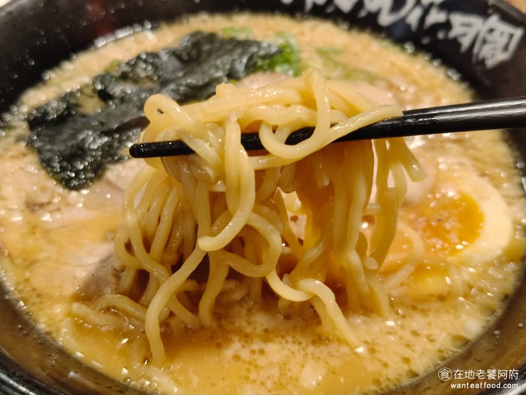 らあめん花月嵐信義威秀店 らあめん花月嵐信義威秀店菜單 らあめん花月嵐信義威秀店推薦 在這裡不管點哪款，大蒜味都很明顯，豚骨香氣濃郁，味道上都不差，但調味確實偏鹹，如果不搭配飲料或清湯，吃到後半段很容易開始覺得膩口。 @在地老饕阿府