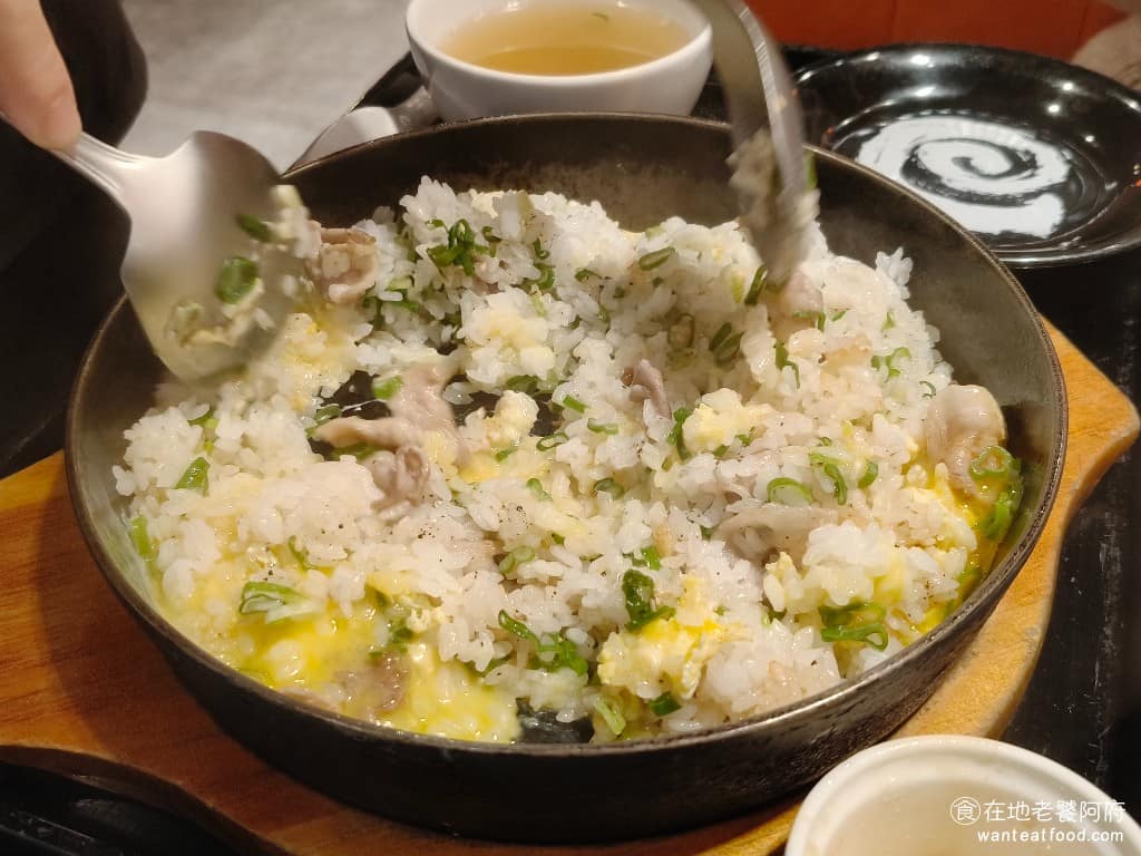 らあめん花月嵐信義威秀店 らあめん花月嵐信義威秀店菜單 らあめん花月嵐信義威秀店推薦 店員上菜後會幫你開始攪拌，我們覺得攪拌的次數應該要再多一點，這樣才能讓更多米飯被炒香，而不是留下大量邊緣的鍋巴。 @在地老饕阿府