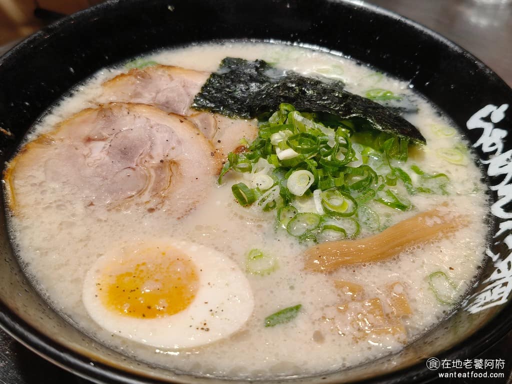 らあめん花月嵐信義威秀店 らあめん花月嵐信義威秀店菜單 らあめん花月嵐信義威秀店推薦 大蒜拳骨白濃拉麵 這是花月嵐的基本款，是較清淡的口味（鹽味系），湯頭白濁，表面漂著大量豬背油脂，雖然說是清淡，但喝起來依然偏鹹，鹽味很突出。 @在地老饕阿府