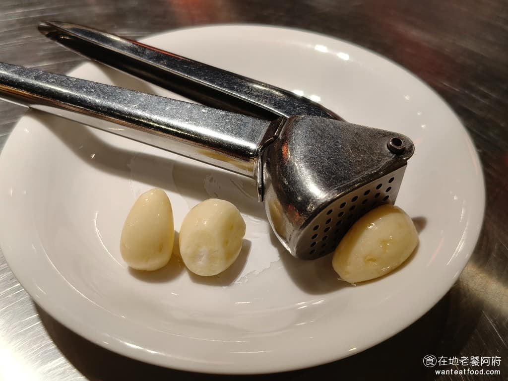 らあめん花月嵐信義威秀店 らあめん花月嵐信義威秀店菜單 らあめん花月嵐信義威秀店推薦 還提供整顆蒜頭，讓你自助現榨，直接把蒜末擠進湯裡，這裡真的是大蒜控的愛店啊，喜歡蒜味的人會吃得很過癮。 @在地老饕阿府