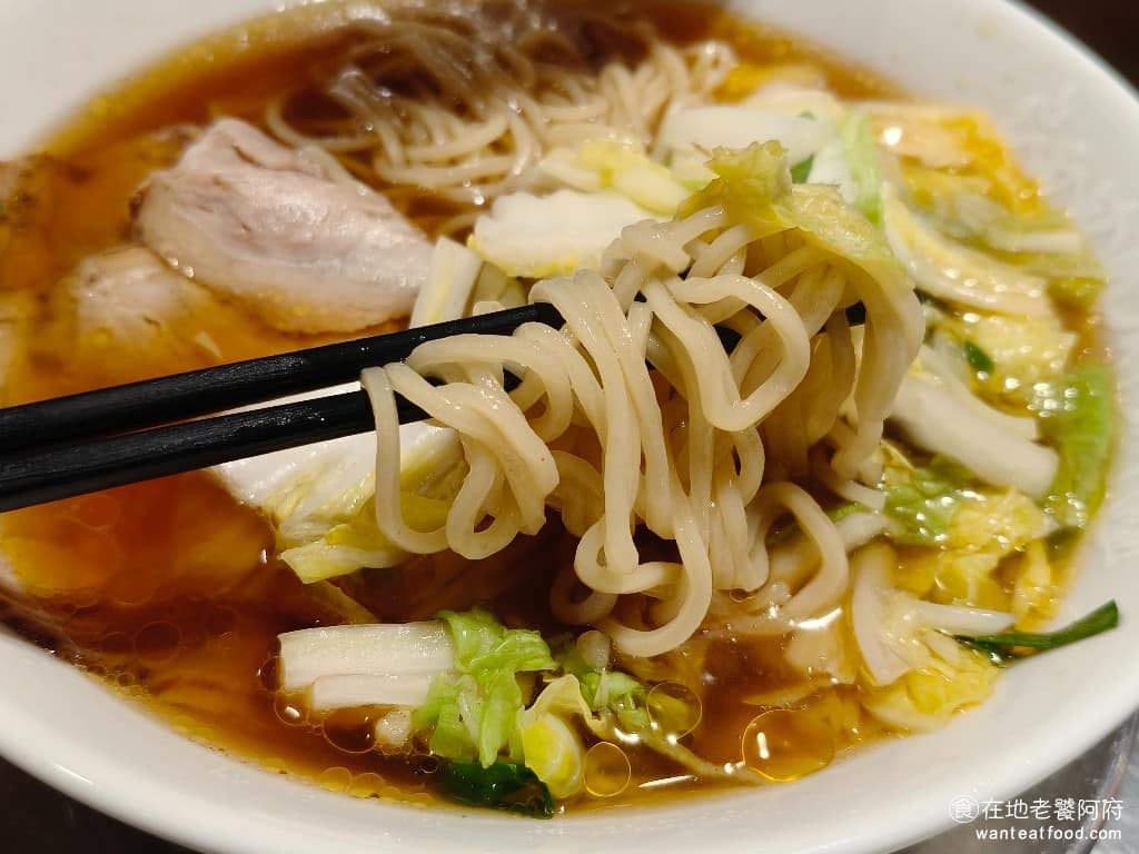 らあめん花月嵐信義威秀店 らあめん花月嵐信義威秀店菜單 らあめん花月嵐信義威秀店推薦 許多網友會反映，《花月嵐》的拉麵湯頭太死鹹，所以比較不耐吃，我家人吃完，也說出相同的感受。但我個人是覺得，只要自己加入清湯，把湯頭調淡，大蒜豚骨也還是不錯吃的。 @在地老饕阿府