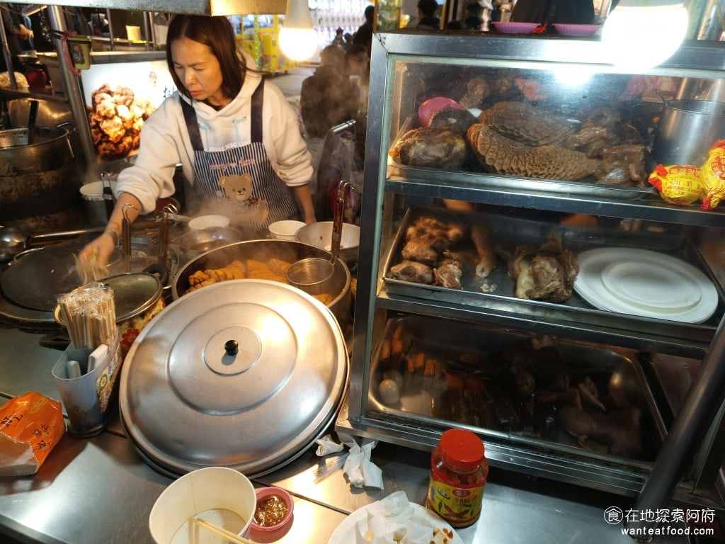 饒河牛雜湯 松山美食 台灣小吃 這家店的招牌特色包括牛肉麵、牛雜湯，以及多種類的滷味。 @在地老饕阿府