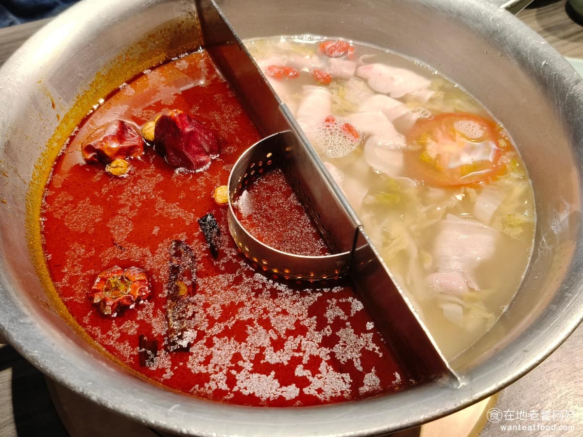 青花驕麻辣鍋台北光復南店 青花驕麻辣鍋台北光復南店菜單 青花驕麻辣鍋台北光復南店推薦 青花轎麻辣火鍋 以牛油為底、老油熬製,加入多種香料,顏色看起來火紅,但實際辣度偏小辣,椒麻味也不會太重。花椒以鐵圈隔開,不會直接入口,讓椒麻香氣,會在整鍋湯裡,慢慢釋放,這個想法非常好。 @在地老饕阿府