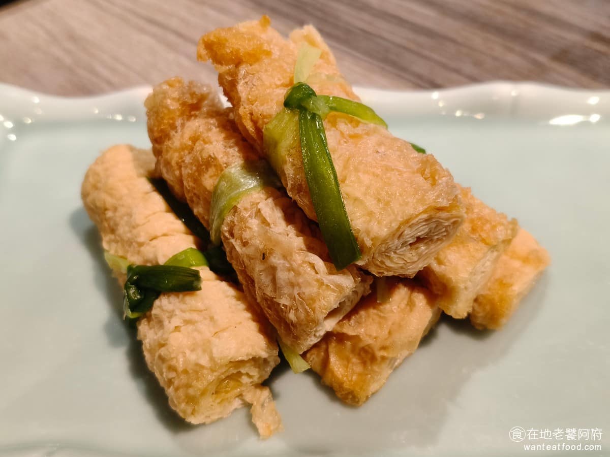 青花驕麻辣鍋台北光復南店 青花驕麻辣鍋台北光復南店菜單 青花驕麻辣鍋台北光復南店推薦 青絲豆皮 豆皮口感軟嫩滑順,也很容易吸附醬汁,煮什麼鍋都適合,也是推薦點的火鍋料。 @在地老饕阿府