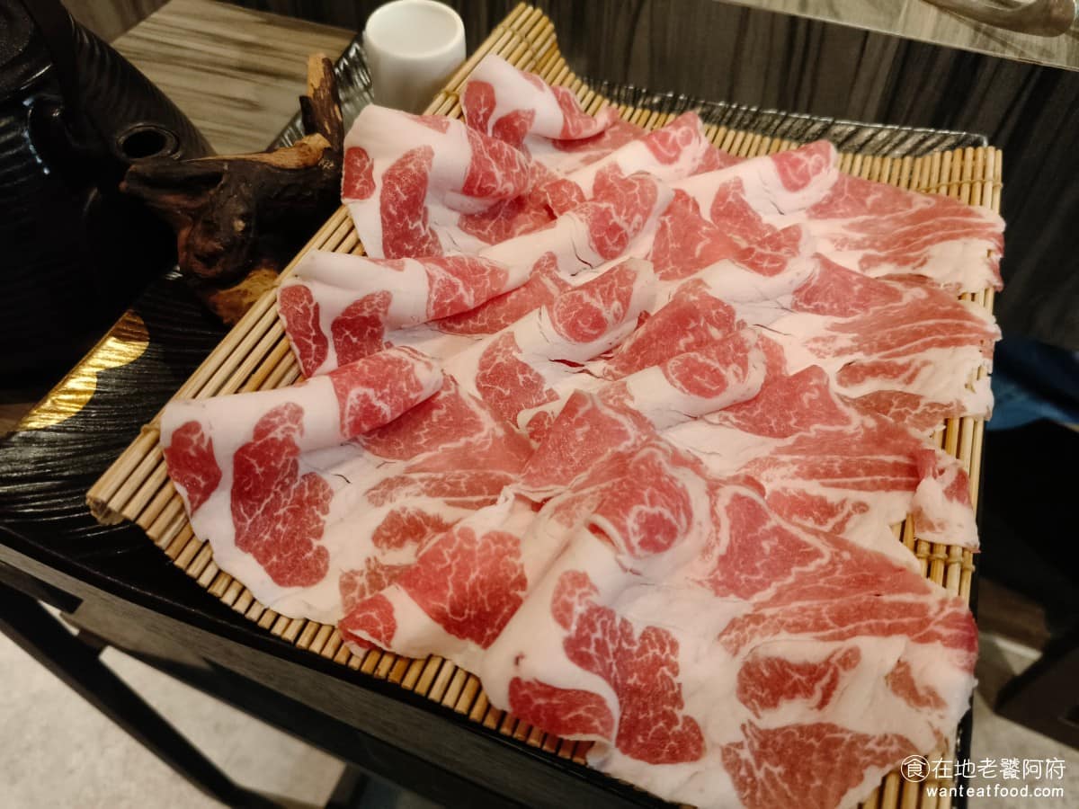 青花驕麻辣鍋台北光復南店 青花驕麻辣鍋台北光復南店菜單 青花驕麻辣鍋台北光復南店推薦 伊比利豬 豬肉吃起來很新鮮,肥肉和瘦肉的比例都很均勻,只不過也是肉質偏硬,難咬,也吃不到肉香味,正常來說,伊比利豬不應該是這樣,所以這盤肉,也沒有達到預期。 @在地老饕阿府