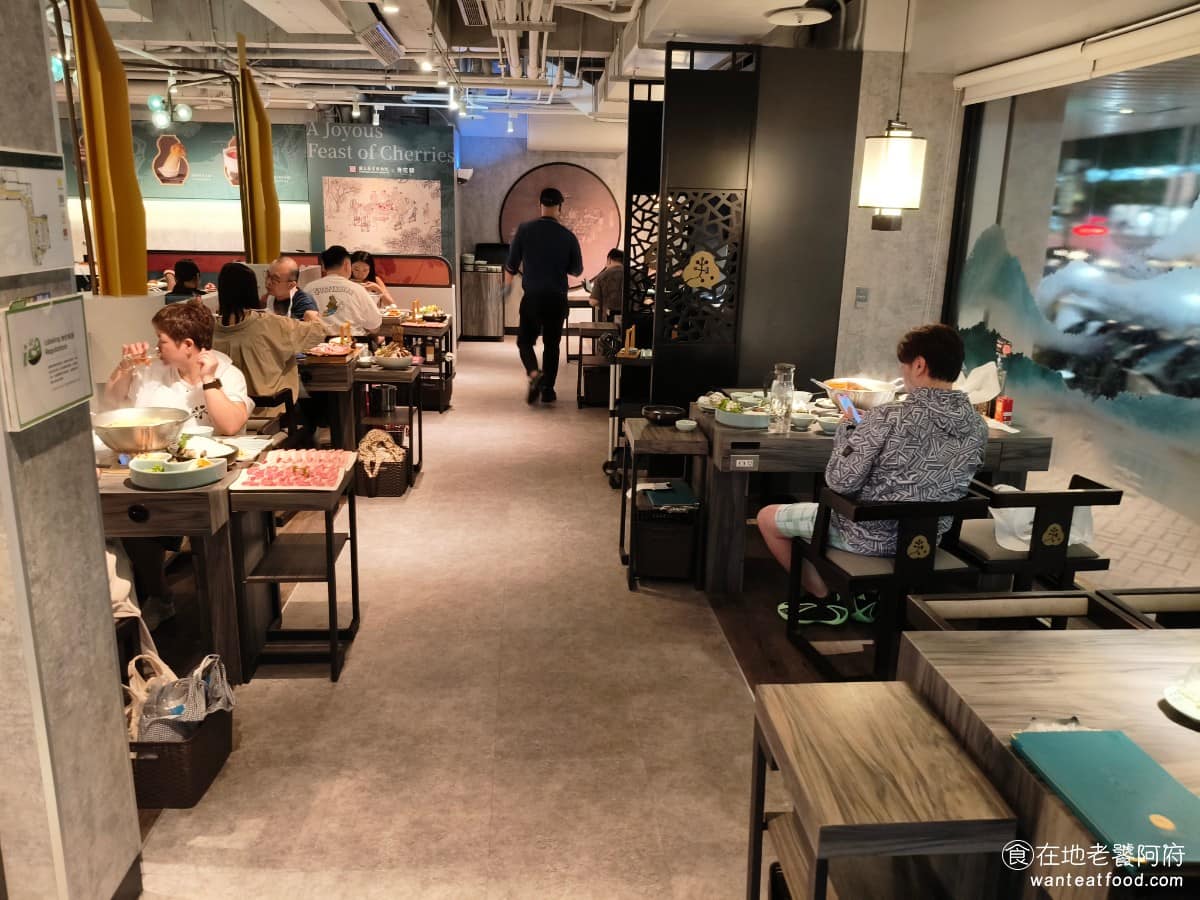 青花驕麻辣鍋台北光復南店 青花驕麻辣鍋台北光復南店菜單 青花驕麻辣鍋台北光復南店推薦 《青花驕麻辣鍋 光復南店》空間比一般火鍋店大,挑高算高,所以空氣很好,沒有一般麻辣鍋店那樣,又熱又潮濕的空氣,有一般桌位、半包廂與獨立包廂可選,包廂有低消規定。 @在地老饕阿府