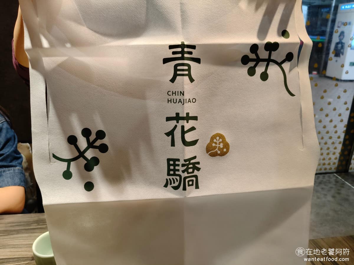 青花驕麻辣鍋台北光復南店 青花驕麻辣鍋台北光復南店菜單 青花驕麻辣鍋台北光復南店推薦 店內也有準備圍兜兜,如果是專吃麻辣鍋的人,建議要穿起來比較好。 @在地老饕阿府