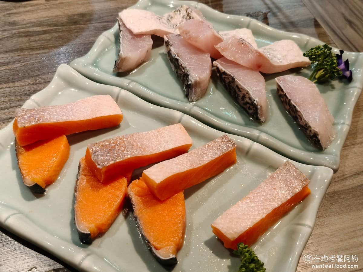 青花驕麻辣鍋台北光復南店 青花驕麻辣鍋台北光復南店菜單 青花驕麻辣鍋台北光復南店推薦 鮭魚片和鱸魚片 兩種魚吃起來都很新鮮,也不會一煮就碎掉,品質還不錯。 @在地老饕阿府