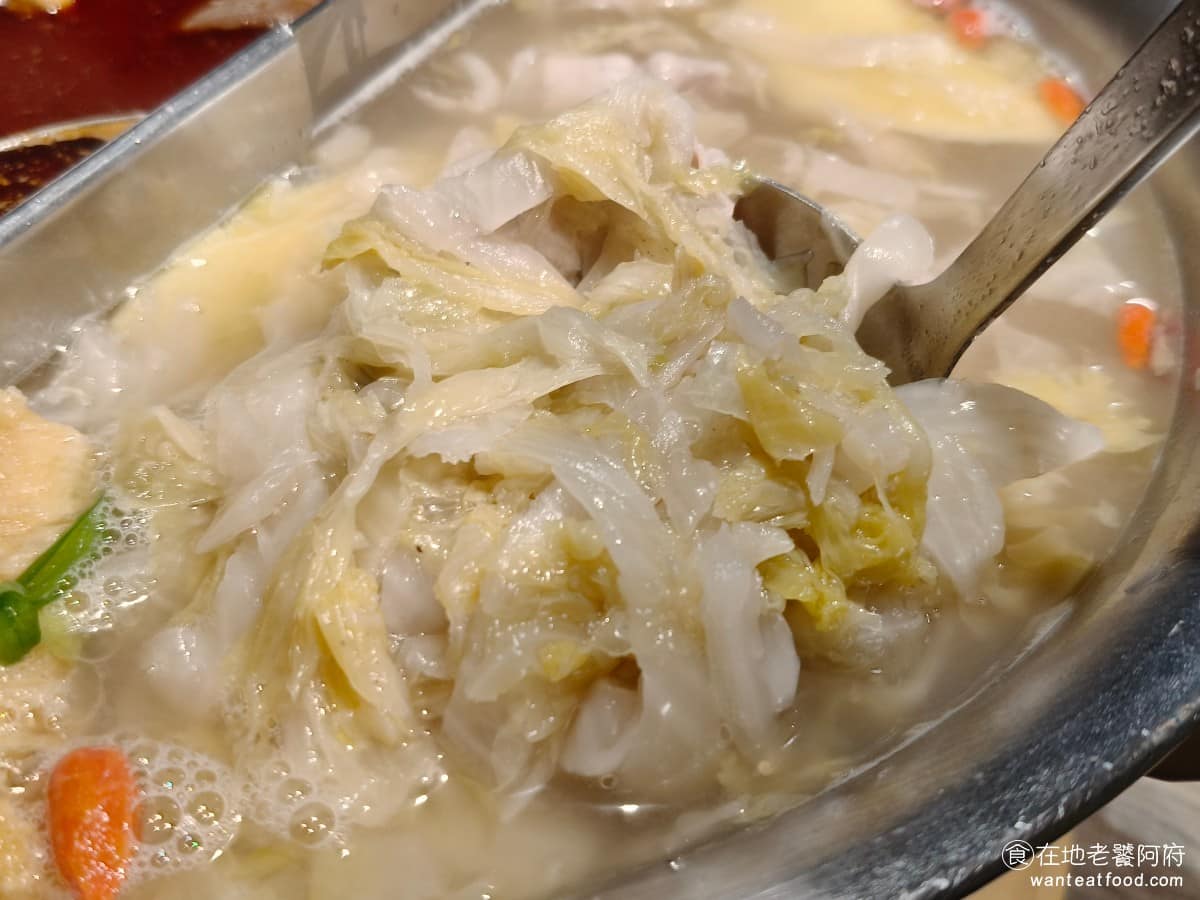 青花驕麻辣鍋台北光復南店 青花驕麻辣鍋台北光復南店菜單 青花驕麻辣鍋台北光復南店推薦 酸菜鍋的酸菜,也是可以無限續加的,若覺得湯頭不夠酸,都可以請服務人員多加一點酸菜。酸菜的口味是微酸,吃起來不會太過刺激,是人人都能接受的味道。 @在地老饕阿府