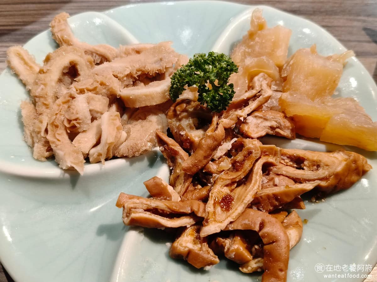 青花驕麻辣鍋台北光復南店 青花驕麻辣鍋台北光復南店菜單 青花驕麻辣鍋台北光復南店推薦 牽腸掛肚滷味拼盤 滷得很入味,放入麻辣鍋繼續煮,會更吸收湯汁,三種口感都不錯,是值得推薦的品項。 @在地老饕阿府