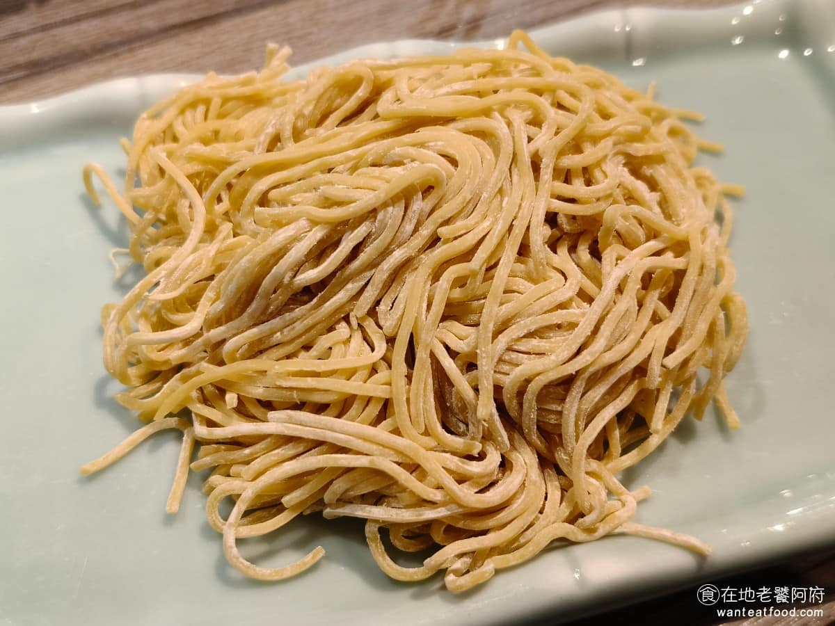 青花驕麻辣鍋台北光復南店 青花驕麻辣鍋台北光復南店菜單 青花驕麻辣鍋台北光復南店推薦 手感拉麵 拉麵下鍋煮後,口感Q彈,丟入酸菜白肉鍋後,變成酸菜麵,吃起來夠酸,愛吃酸的人推薦。 @在地老饕阿府