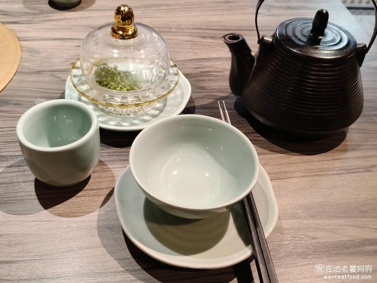 青花驕麻辣鍋台北光復南店 青花驕麻辣鍋台北光復南店菜單 青花驕麻辣鍋台北光復南店推薦 桌上有提供「重慶江津九葉青花椒」,還有「青花椒翡翠包種茶」,餐具也都是用綠色瓷器,與品牌色調相呼應。 @在地老饕阿府