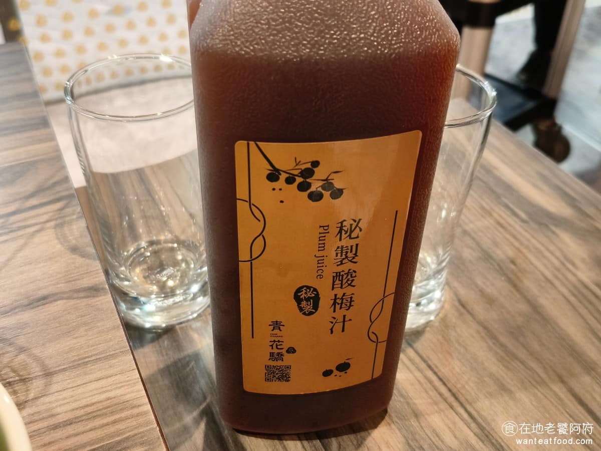 青花驕麻辣鍋台北光復南店 青花驕麻辣鍋台北光復南店菜單 青花驕麻辣鍋台北光復南店推薦 秘製酸梅汁 只要填寫問卷兩個,就會直接贈送一壺,份量還蠻多的,如果是四個人喝都會嫌多,酸味不會太酸,因為酸梅汁完全不冰,所以建議要跟店員拿冰塊。 @在地老饕阿府