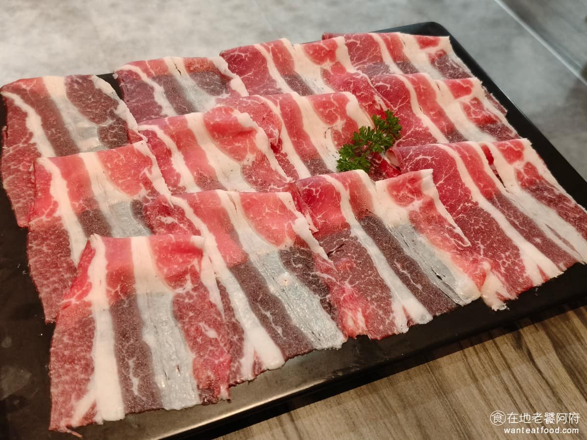青花驕麻辣鍋台北光復南店 青花驕麻辣鍋台北光復南店菜單 青花驕麻辣鍋台北光復南店推薦 雪花牛 雪花牛算是裡面表現最差的肉品,正常來說切這麼薄片,應該會比較軟、好入口才對,但沒想到煮完後,肉質卻是裡面最硬的。 @在地老饕阿府