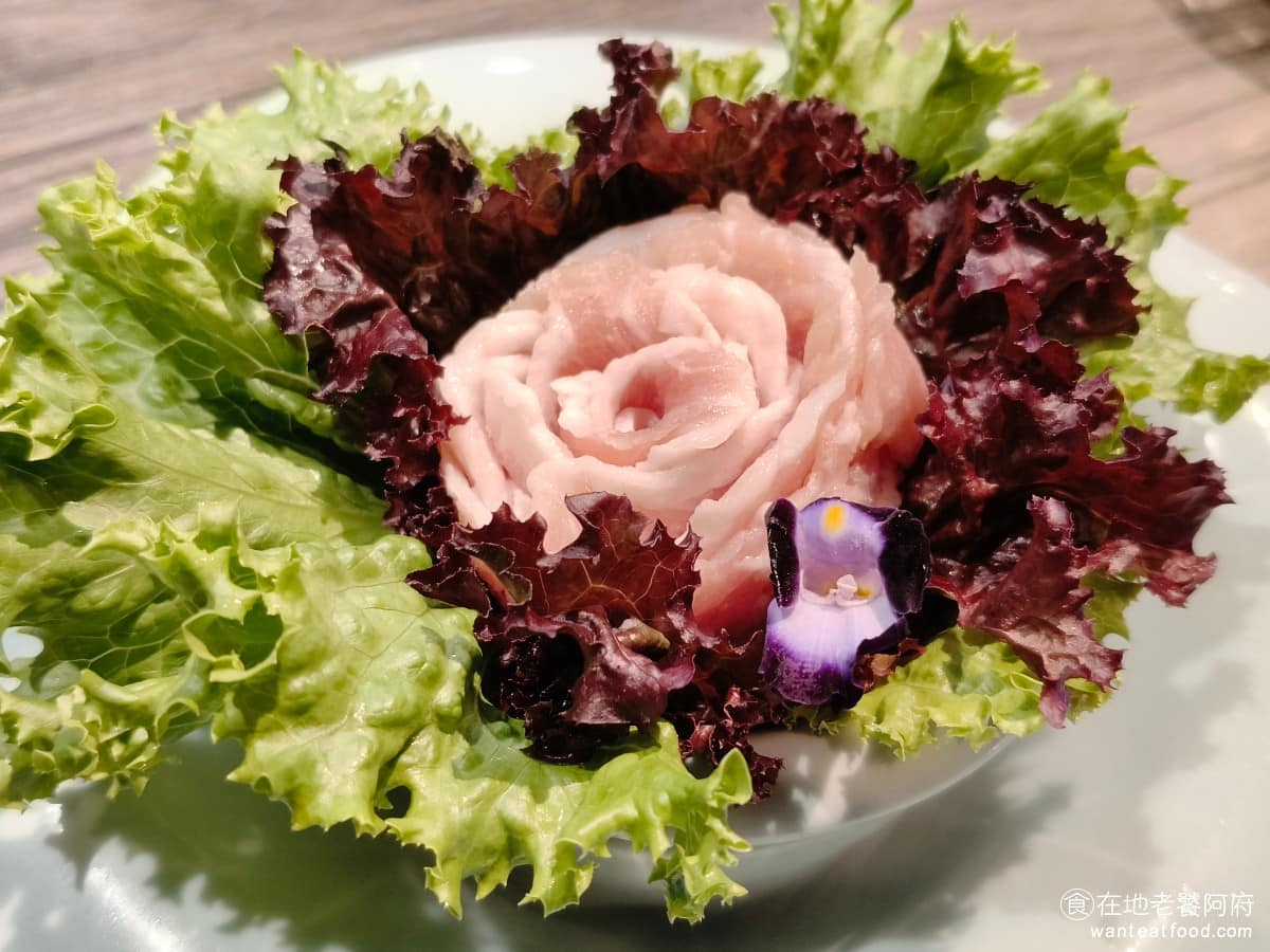 青花驕麻辣鍋台北光復南店 青花驕麻辣鍋台北光復南店菜單 青花驕麻辣鍋台北光復南店推薦 松阪豬 松阪豬吃起來很新鮮,沒有豬腥味,但肉質並沒有想像中的Q彈,而且還偏硬,算是難吃的松阪豬,不是很推薦。 @在地老饕阿府