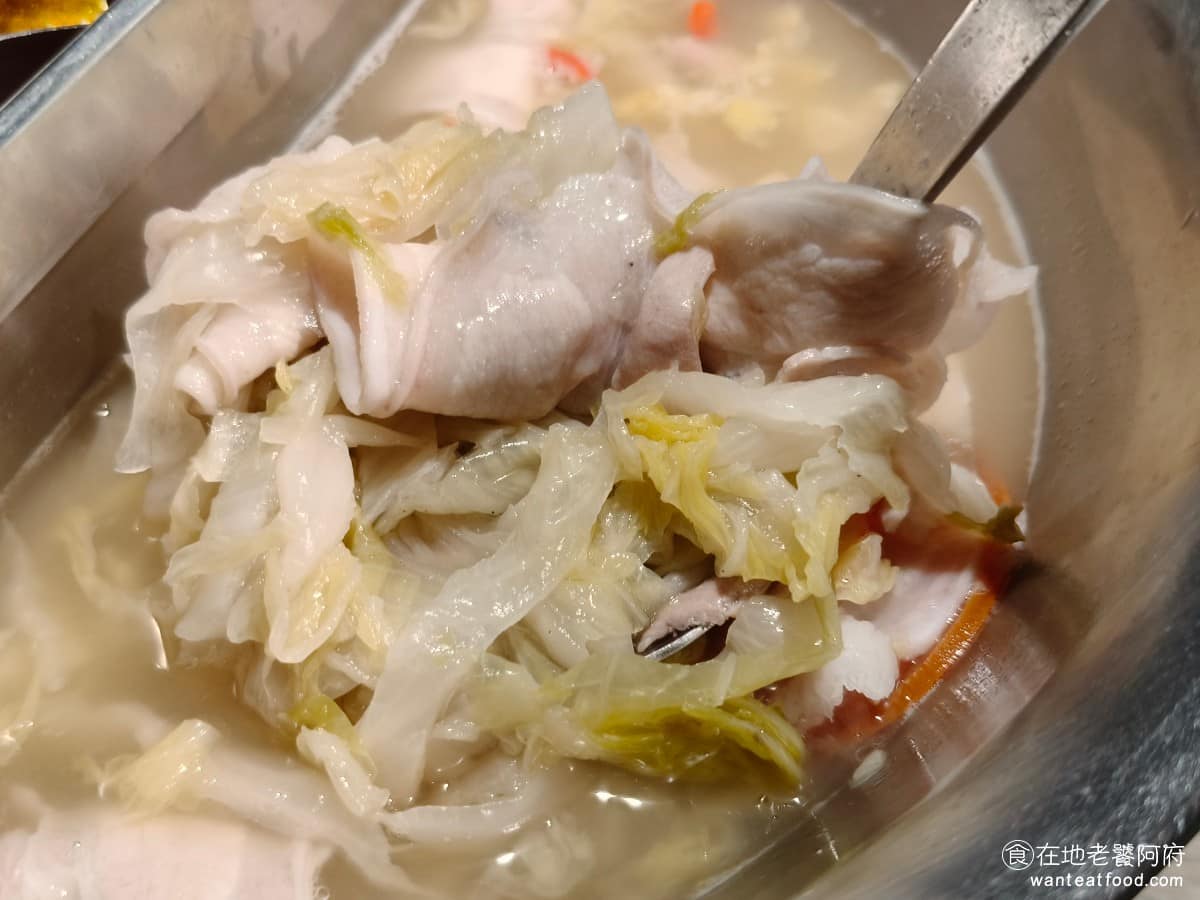 青花驕麻辣鍋台北光復南店 青花驕麻辣鍋台北光復南店菜單 青花驕麻辣鍋台北光復南店推薦 酸白菜裡面搭配的豬肉片,吃起來不會太肥,但因為瘦肉比例偏高,所以肉質偏硬。 @在地老饕阿府
