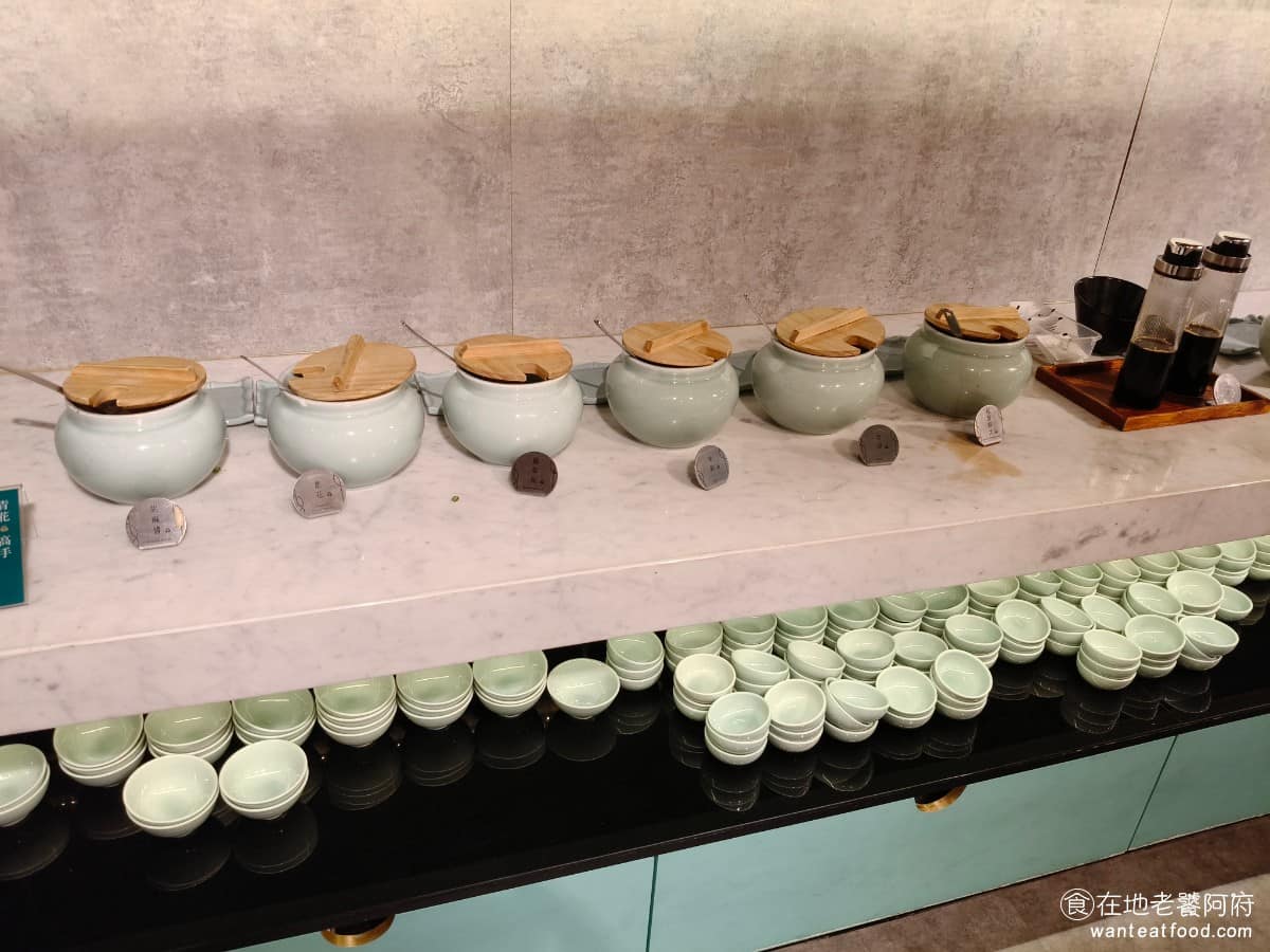 青花驕麻辣鍋台北光復南店 青花驕麻辣鍋台北光復南店菜單 青花驕麻辣鍋台北光復南店推薦 醬料區 種類很多,有胡麻醬、蔥花、蘿蔔泥、辣椒、蒜頭、蜜汁、醋汁,還有醬油。 @在地老饕阿府