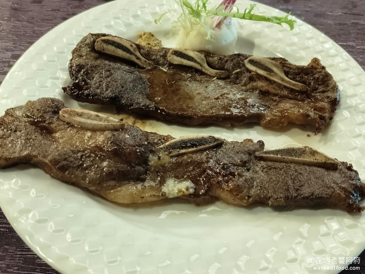 天母盛鑫士林 天母盛鑫士林菜單 天母盛鑫士林推薦 士林區美食 士林美食 歐法料理 德國豬腳 美國帶骨牛小排 牛小排照理說應該是軟嫩帶油脂那種口感,但這道吃一口發現,完全咬不動,硬到懷疑是哪裡出了問題。 @在地老饕阿府