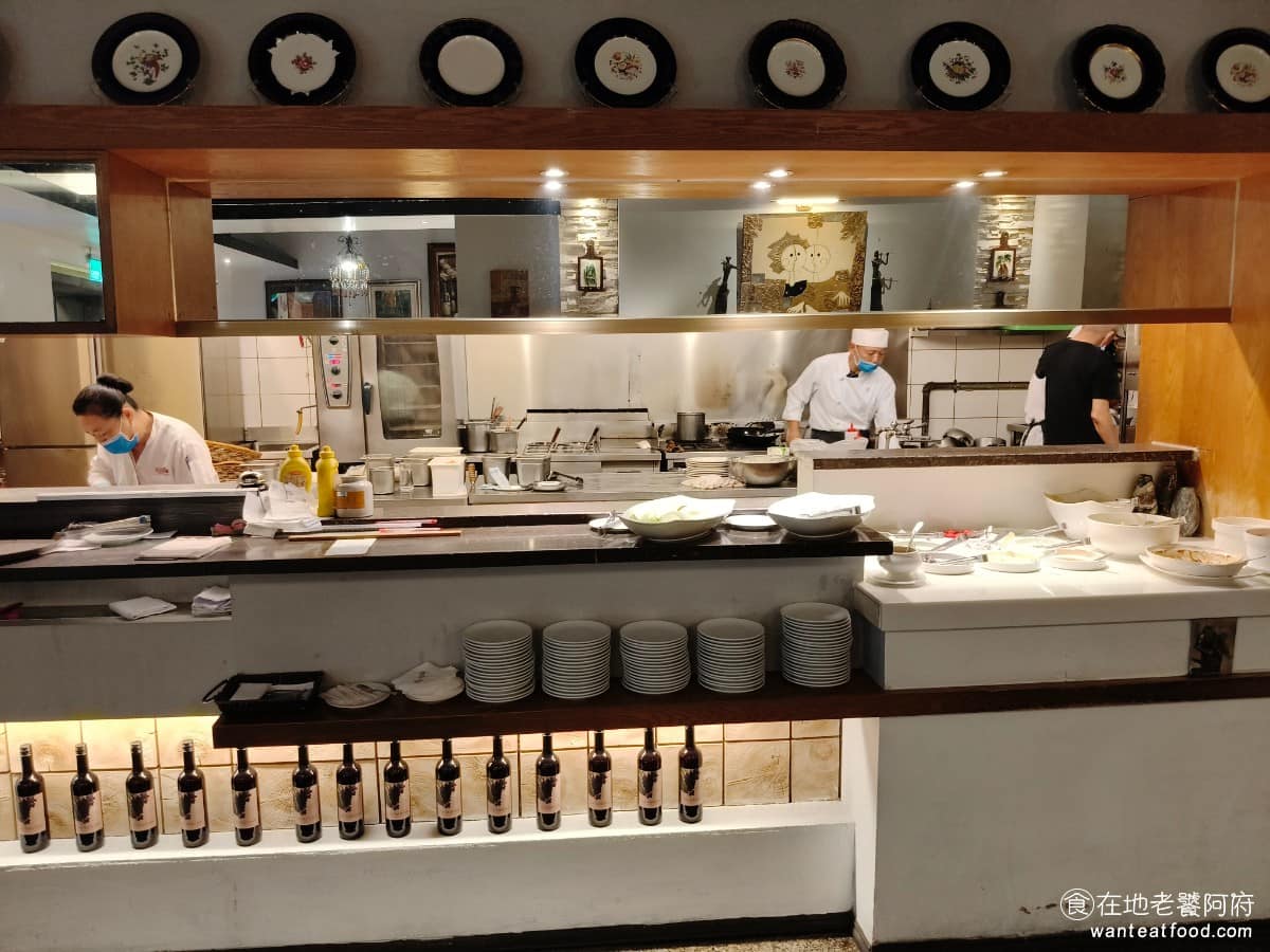 天母盛鑫士林 天母盛鑫士林菜單 天母盛鑫士林推薦 士林區美食 士林美食 歐法料理 德國豬腳 半開放式廚房設計,坐在用餐區可以看到廚師備餐的動作,老闆強調醬汁與沙拉全部自製,這也是比一般西餐廳多一點心思的地方。 @在地老饕阿府