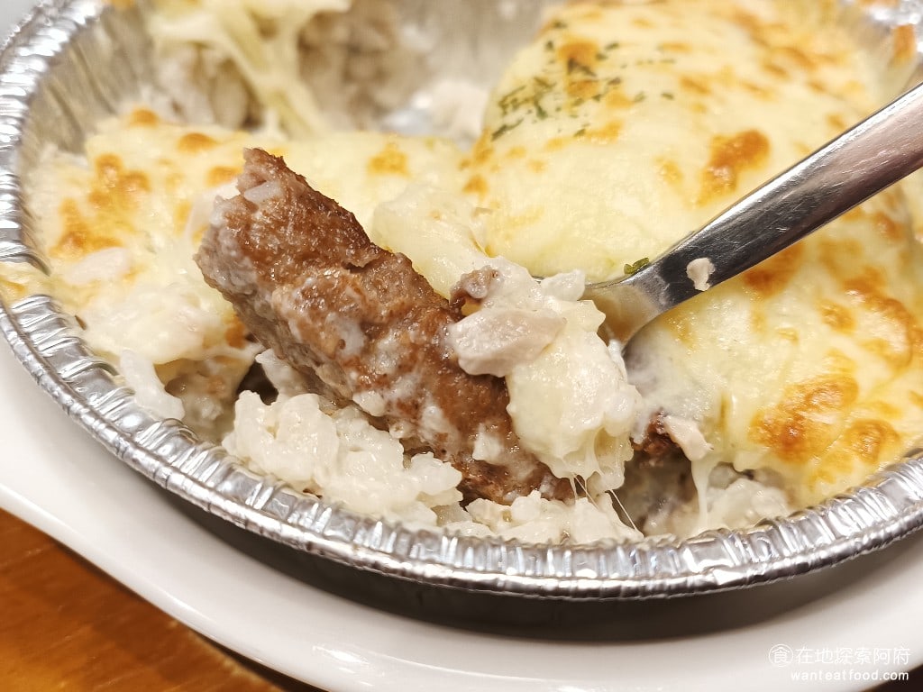 客美多咖啡 komeda's coffee 大直店 komeda‘s 大直店菜單 大直店價格 裡面有一大片的牛肉漢堡排，吃起來的味道還不錯，只是不久之後，就會覺得很膩口，因為味道太單調了。 @在地老饕阿府