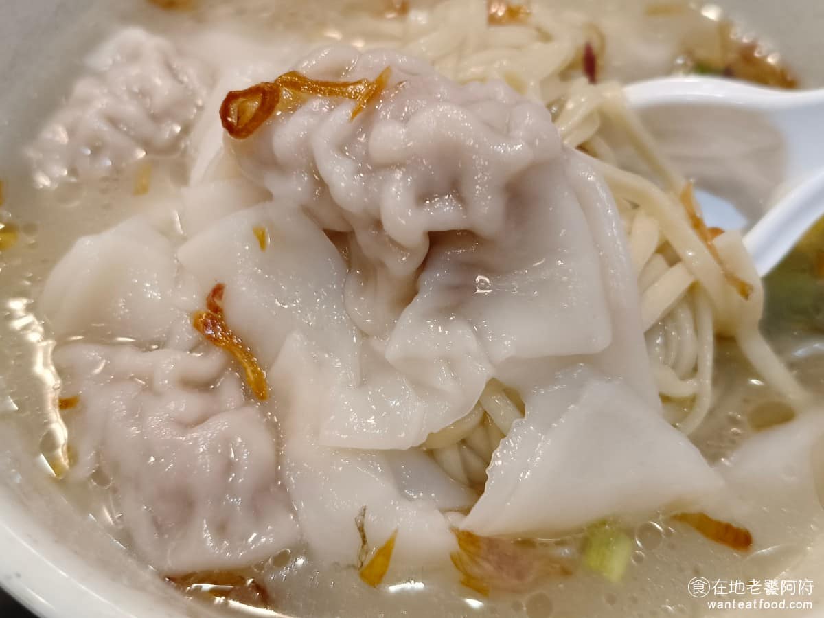 周烏豬切仔麵 周烏豬切仔麵菜單 周烏豬切仔麵推薦 蘆洲區美食 蘆洲美食 三民高中美食 台灣小吃 切仔麵 同時吃得到餛飩、麵條、跟湯頭，份量很足，吃完很有飽足感，這款也很推薦點。 @在地老饕阿府