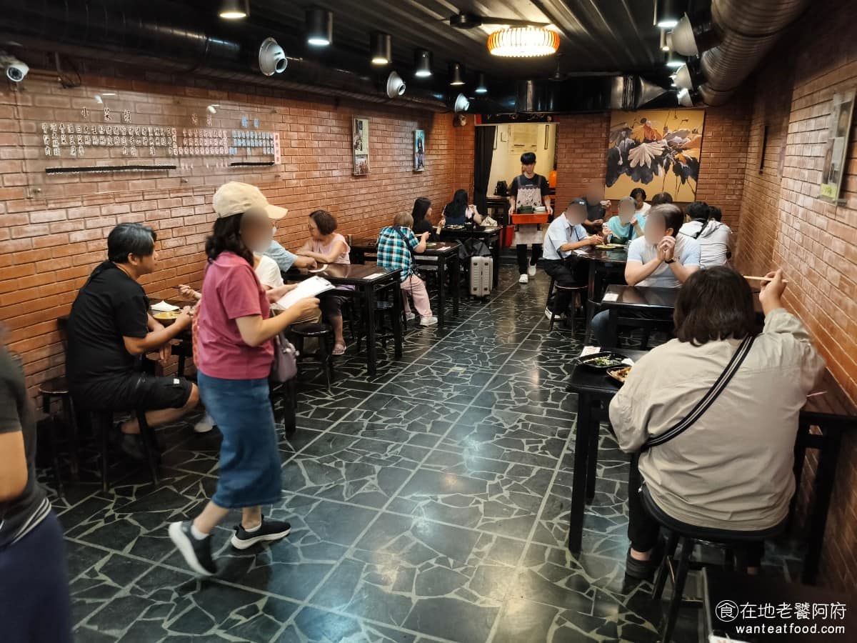 周烏豬切仔麵 周烏豬切仔麵菜單 周烏豬切仔麵推薦 蘆洲區美食 蘆洲美食 三民高中美食 台灣小吃 切仔麵 走進《周烏豬切仔麵》，會看到懷舊的紅磚牆，跟深色桌椅，復古氣氛做得蠻足的。牆上掛著歷任新北市長的照片，看的出來來歷不小。 @在地老饕阿府
