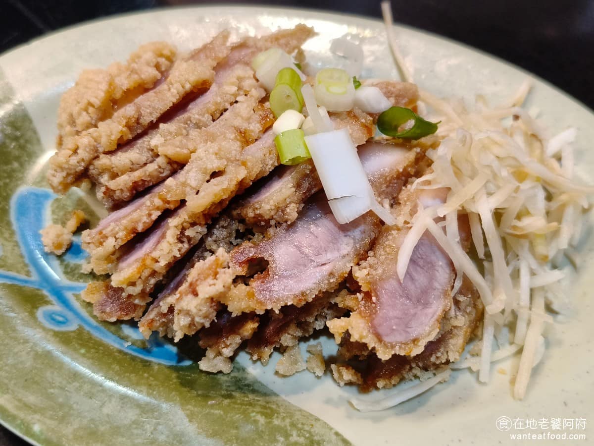周烏豬切仔麵 周烏豬切仔麵菜單 周烏豬切仔麵推薦 蘆洲區美食 蘆洲美食 三民高中美食 台灣小吃 切仔麵 炸紅燒肉 這是假日限定的品項，吃了之後發現外皮雖然炸得酥脆，但裡面的肉超級乾，吃起來像肉乾一樣，幾乎咬不動。 @在地老饕阿府