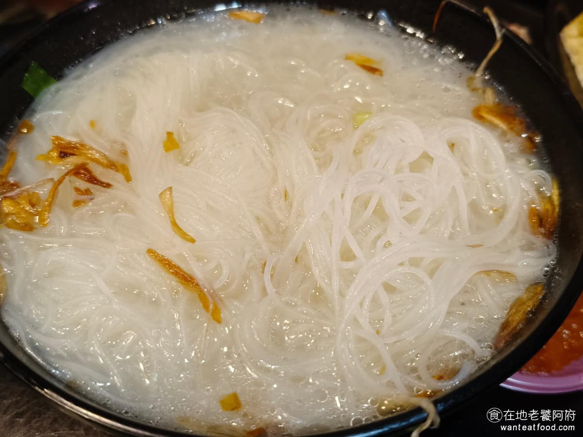 周烏豬切仔麵 周烏豬切仔麵菜單 周烏豬切仔麵推薦 蘆洲區美食 蘆洲美食 三民高中美食 台灣小吃 切仔麵 米粉 跟切仔麵是完全一樣的湯頭，差別只在麵條換成米粉，米粉吃起來口感Q彈，份量給得也很夠。雖然湯頭一樣，但換成不同麵體，吃起來的味道還是會有差。 @在地老饕阿府