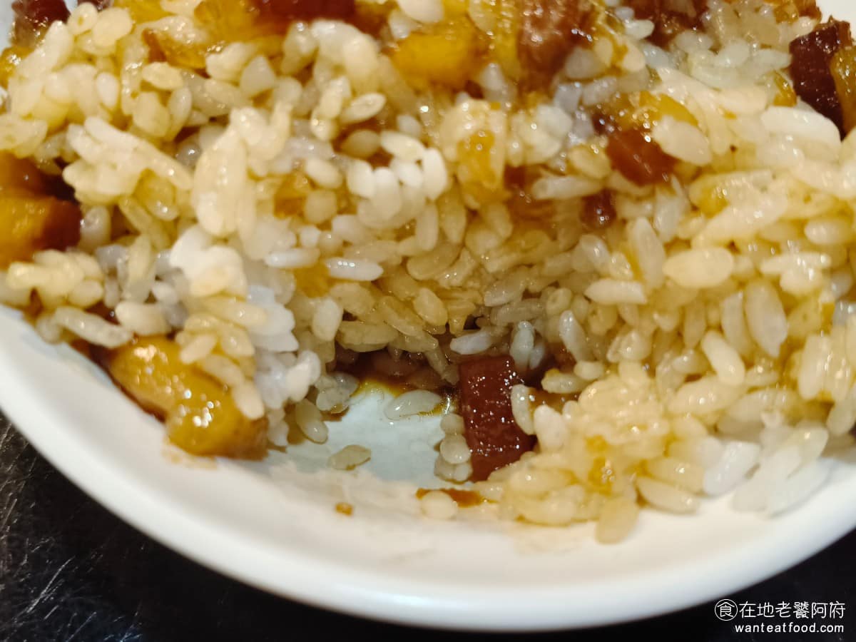 周烏豬切仔麵 周烏豬切仔麵菜單 周烏豬切仔麵推薦 蘆洲區美食 蘆洲美食 三民高中美食 台灣小吃 切仔麵 底部沒什麼醬汁，所以就算攪拌了之後，味道也還是偏淡，只吃得到醬汁的油膩感，所以不是很推薦。 @在地老饕阿府