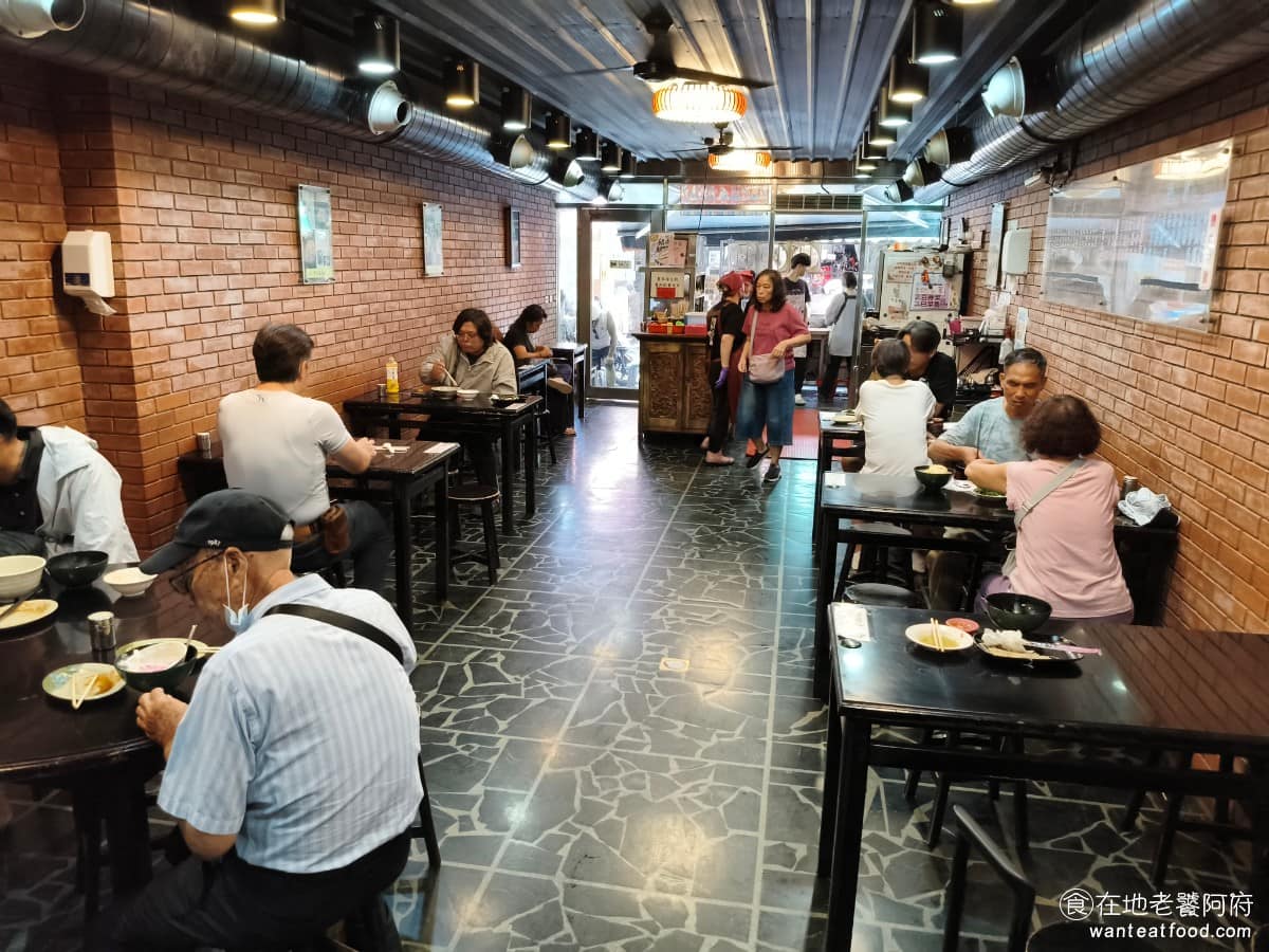 周烏豬切仔麵 周烏豬切仔麵菜單 周烏豬切仔麵推薦 蘆洲區美食 蘆洲美食 三民高中美食 台灣小吃 切仔麵 店內有開冷氣，這在傳統市場裡的小吃店算是環境很好的，舒適度遠勝過路邊小店。 @在地老饕阿府