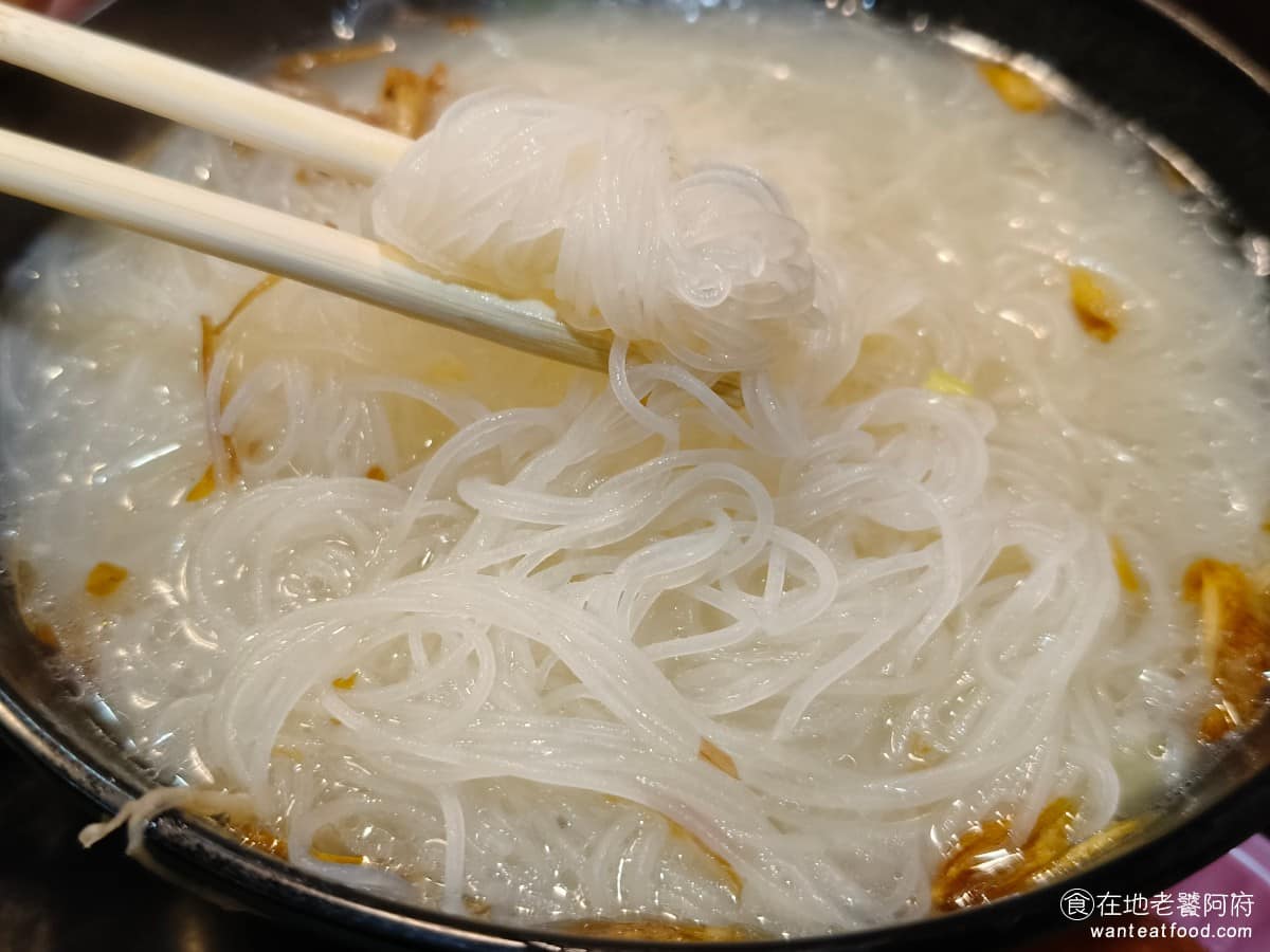 周烏豬切仔麵 周烏豬切仔麵菜單 周烏豬切仔麵推薦 蘆洲區美食 蘆洲美食 三民高中美食 台灣小吃 切仔麵 黃麵、米粉、意麵，放進同一種湯頭，喝起來的感覺都不太一樣。 @在地老饕阿府