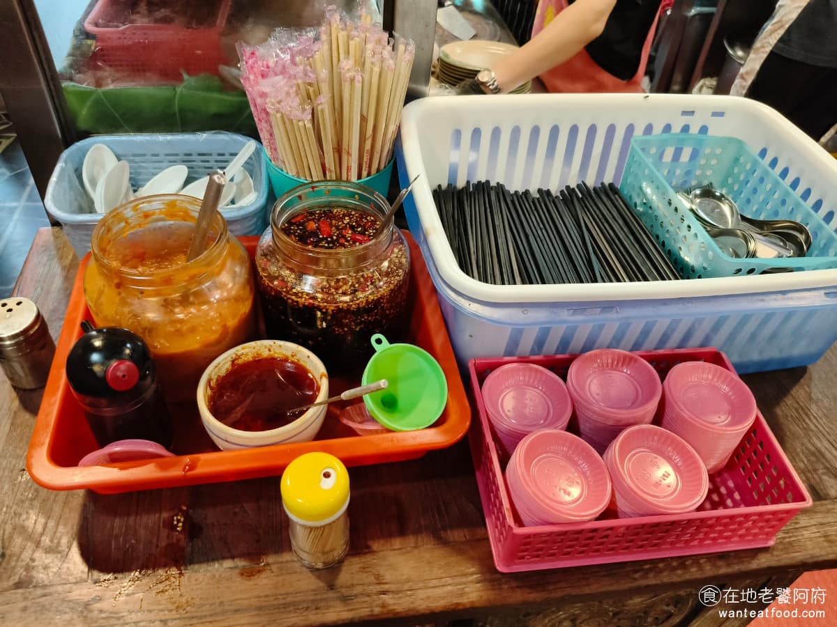 周烏豬切仔麵 周烏豬切仔麵菜單 周烏豬切仔麵推薦 蘆洲區美食 蘆洲美食 三民高中美食 台灣小吃 切仔麵 醬料區有提供辣椒醬、醬油、甜辣醬、黑醋、胡椒粉，餐具是自取的。 @在地老饕阿府