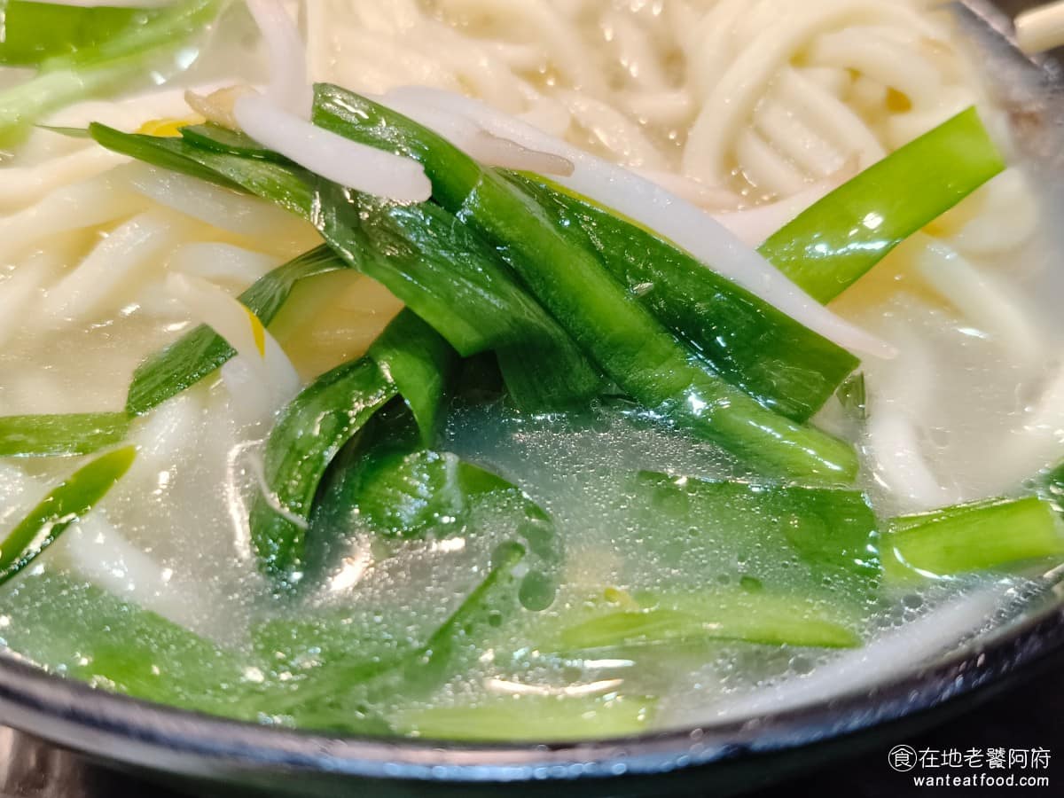 周烏豬切仔麵 周烏豬切仔麵菜單 周烏豬切仔麵推薦 蘆洲區美食 蘆洲美食 三民高中美食 台灣小吃 切仔麵 韭菜、豆芽菜也給的很多，一碗麵吃起來，完全不單調。 @在地老饕阿府