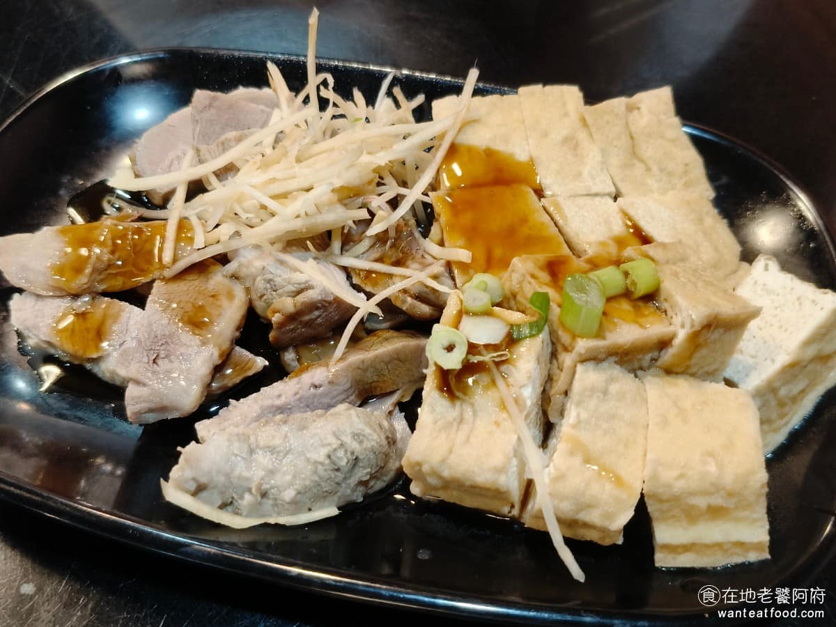 周烏豬切仔麵 周烏豬切仔麵菜單 周烏豬切仔麵推薦 蘆洲區美食 蘆洲美食 三民高中美食 台灣小吃 切仔麵 油豆腐 + 嘴邊肉 @在地老饕阿府